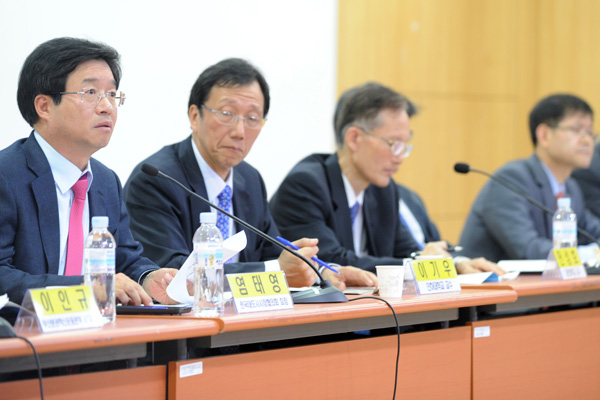 염태영 수원시장이 지난 9일 국회 의원회관 소회의실에서 열린 지방분권개헌포럼에 참석해 지방의 균형발전을 위한 새로운 시스템의 필요성을 강하게 주장하고 있다.