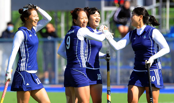 제93회 전국체육대회 개막일인 11일 대구 안심하키경기장에서 열린 하키 여자일반부 준결승전 평택시청과 한국체대(서울)의 경기에서 전후반을 2-2로 비긴 뒤 페털티 슛아웃에서 2-0으로 승리한 평택시청 선수들이 기쁨을 나누고 있다./이준성기자 oldpic316@