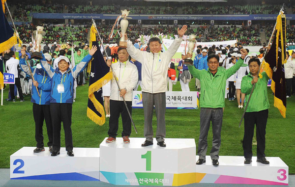 17일 대구스타디움에서 열린 제93회 전국체육대회 폐회식 시상식에서 종합우승 11연패를 달성한 경기도선수단 이태영 총감독(도체육회 사무처장·왼쪽 네번째)과 이상헌 도체육회 훈련과장(왼쪽 세번째)이 우승기와 우승배를 들어올리고 있다./이준성기자 oldpic316@