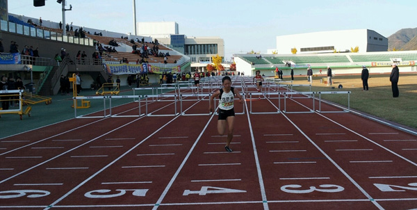 23일 연천군공설운동장에서 제30회 경기도회장기 학년별육상대회 여자중등 2학년 100m허들에서 김예림(시흥 신천중)이 1위로 골인하고 있다. 이날 대회는 제42회 전국소년체육대회 경기도 평가전을 겸해 열렸다./제공=경기도육상경기연맹