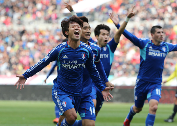 4일 서울월드컵경기장에서 열린 현대오일뱅크 K리그 2012 38라운드 수원 블루윙즈와 FC서울의 슈퍼매치에서 수원 이상호가 선제골을 넣은 뒤 환호하고 있다./연합뉴스