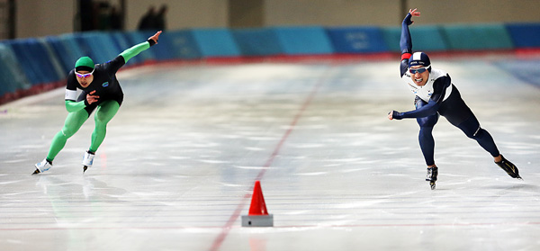 5일 서울 태릉 국제스케이트장에서 열린 제47회 전국남녀 종목별 스피드스케이팅 선수권대회 겸 국제빙상연맹(ISU) 주최 2012~2013 스피드 월드컵 파견 대표선수 선발대회 남자 500m 경기에서 의정부시청 이강석(왼쪽)과 이규혁(서울시청)이 힘차게 질주하고 있다./연합뉴스