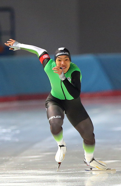 6일 오후 서울 노원구 태릉 국제스케이트장에서 국제빙상연맹(ISU) 주최 2012~2013 스피드 월드컵 파견 대표선수 선발대회를 겸해 열린 제47회 전국남녀 종목별 스피드스케이팅 선수권대회 남자 1천m 경기에서 의정부고 김태윤이 질주하고 있다./연합뉴스