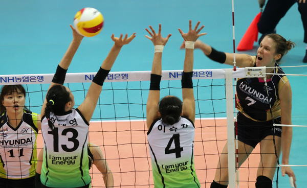 20일 수원체육관에서 벌어진 2012~2013 NH농협 V리그 프로배구 여자부 수원 현대건설과 구미 GS칼텍스의 경기에서 현대건설 야나(오른쪽)가 GS칼텍스 이숙자, 정대영의 블로킹을 앞에 두고 스파이크를 날리고 있다./연합뉴스