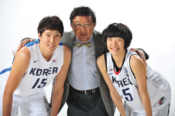 대한농구협회와 농구전문 월간지 점프볼이 선정한 2012 올해의 인물에 뽑힌 경희대 최부영 감독과 이종현(서울 경복고), 박지수(성남 청솔중)가 기념 촬영을 하고 있다./제공=점프볼