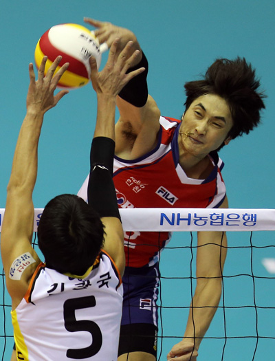 25일 충남 아산 이순신실내체육관에서 열린 2012~2013 NH농협 V리그 아산 러시앤캐시와 인천 대한항공의 경기에서 대한항공 김학민이 스파이크를 날리고 있다./연합뉴스