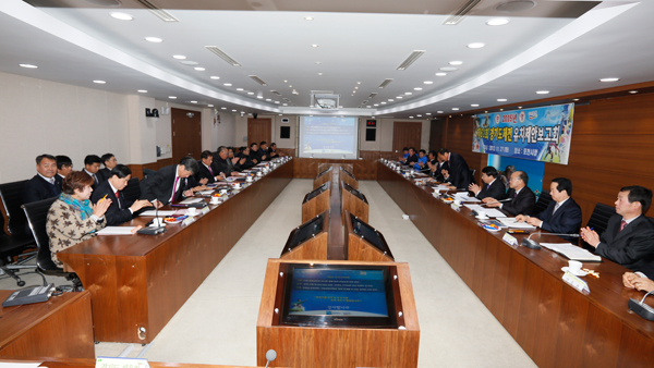 27일 포천시청 시정회의실에서 열린 2015년 제61회 경기도체육대회 유치제안보고회에서 경기도체육회 경기도체육대회 유치위원회 위원들과 포천시 관계자들이 회의에 앞서 인사를 나누고 있다./제공=경기도체육회