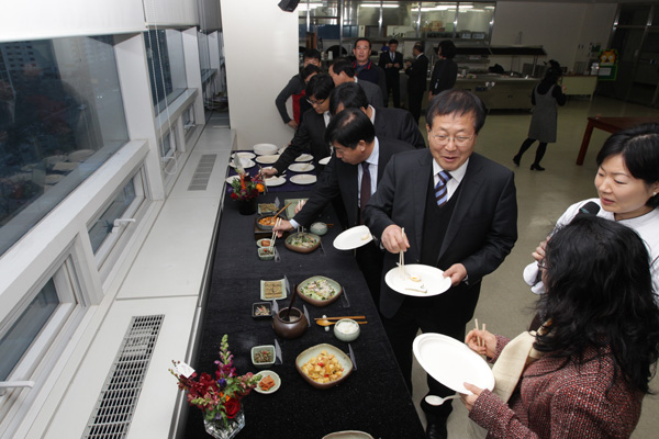 조윤길 옹진군수가 청청옹진 7미(味) 개발 연구용역 최종보고회에 출품된 음식들을 시식하고 있다.