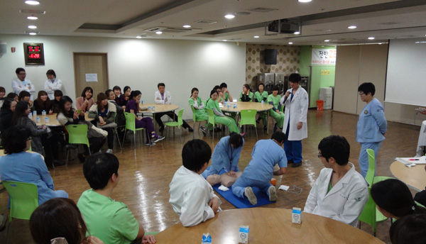 3일 인천공단소방서가 나사렛국제병원 소회의실에서 병원 직원들을 대상으로 심폐소생술 경연대회를 진행하고 있다.