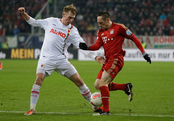 18일(현지시각) 독일 아우크스부르크 SGL아레나에서 열린 2012~2013 독일축구협회(DFB) 포칼컵 경기에서 바이에른 뮌헨의 프랭크 리베리(오른쪽)이 아우크스부르크의 칼센-브라커를 상대로 드리블 돌파를 시도하고 있다. 경기는 뮌헨이 2-0으로 승리했다. /연합뉴스