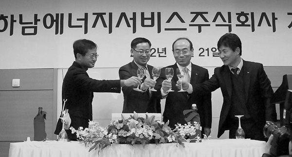 코원에너지 조민래 대표이사와 강찬웅 하남에너지 대표이사, 강명남 상무 등이 지난 21일 하남에너지서비스㈜ 사무실 개소를 축하하며 건배하고 있다.