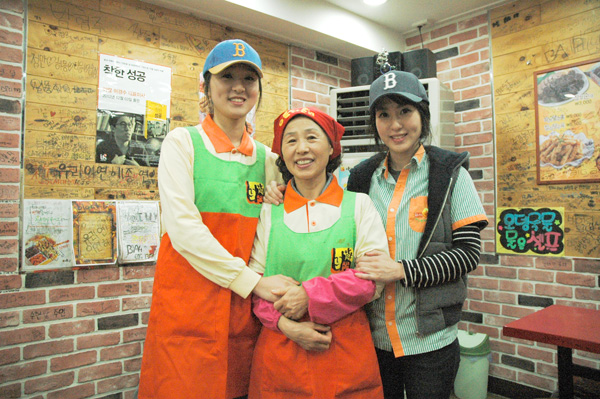 인천사회복지공동모금회 착한가게에 가입한 박상희( 왼쪽)·수진(오른쪽) 자매가 어머니와 함께 나눔활동에 적극 참여할것을 다짐하고 있다.