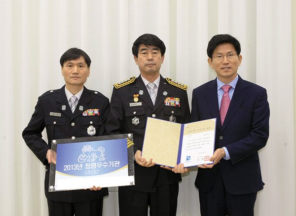  최병일(가운데) 수원소방서장이 김문수(오른쪽) 경기도지사로부터 2013 청렴우수기관 표창장을 수여받은 뒤 기념촬영을 하고 있다.
