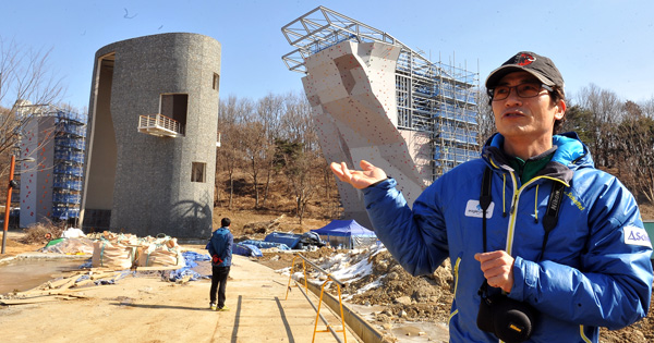 김광섭 수원시클라이밍연합회 사무국장이 오는 3월 광교 호수공원에 개장할 인공암벽장의 규모와 운영계획을 설명하고 있다./최영호기자 yhpress@