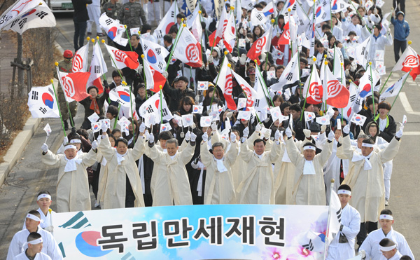 채인석 시장, 하만용 시의장, 고희선 국회의원, 우호철 문화원장을 비롯한 화성시민들이 삼일절을 맞아 향남읍사무소~제암리 순국기념관 구간을 걸으며 ‘대한독립 만세’를 외치고 있다.