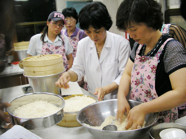 안성시농업기술센터는 오는 29일부터 웰빙전통떡 계승반을 운영한다. 사진은 지난해 강좌에 참여한 시민들 모습.