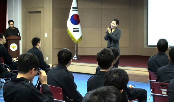  과천경찰서(서장 김종길)는 18일 북한이탈주민 김영옥(41)씨를 초청해 전·의경 대상 안보특강을 실시했다.

김 강사는 100여명을 대상으로 ‘탈북자의 눈으로 바라본 남북한 문화 차이와 이해’란 주제로 최근 북한의 어려운 경제현실을 알리고 통일의 필요성을 역설했다.