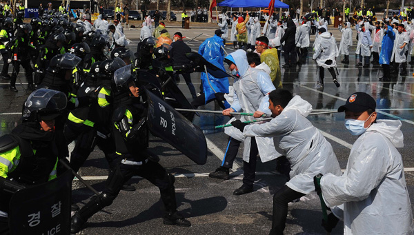  26일 과천시 서울대공원 주차장에서 경기지방경찰청 기동부대 지휘검열에서 기동대원들이 불법시위 상황을 가정해 진압 훈련을 하고 있다. /이준성기자 oldpic316@