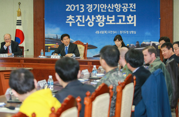 ‘2013 경기안산항공전 추진상황 보고회’가 4일 오전 도청 상황실에서 요르그 알 레딩 주한 스위스 대사와 주한 미제7공군 등 관계자들이 참석한 가운데 열려 김문수 경기도지사가 보고를 받으며 성공적인 개최 준비를 당부하고 있다. /사진제공=경기도