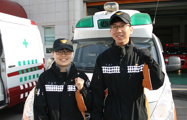 심폐소생술로 심정지 환자의 소중한 생명을 구한 포천소방서 김지영(왼쪽)·박대원 구급대원.