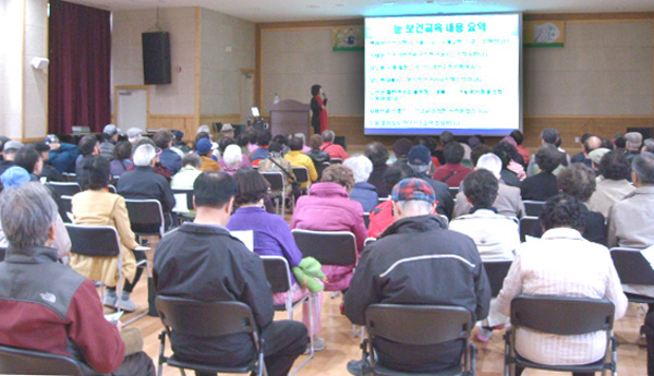  과천시보건소는 11일 노인복지관 어르신 100여명을 대상으로 노인 눈 건강 교육을 실시했다. 한국실명예방재단 전문강사는 이날 신체기관 중 노화가 가장 빨리 찾아오는 눈의 질환인 백내장, 녹내장, 황반변성 등과 같은 노인성 안질환의 증세, 치료방법, 예방법, 조기발견 방법 등을 강의했다.