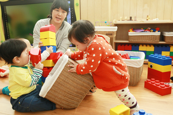 안양시 만안구청에 문을 연 ‘아이러브 맘 카페’ 자유놀이실에서 어린이들이 보조교사와 놀이를 하고 있다.