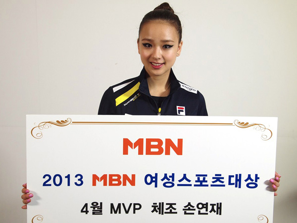 2013 MBN 여성스포츠대상 4월 MVP에 선정된 ‘리듬체조 요정’ 손연재(19ㆍ연세대)가 기념촬영을 하고 있다./연합뉴스