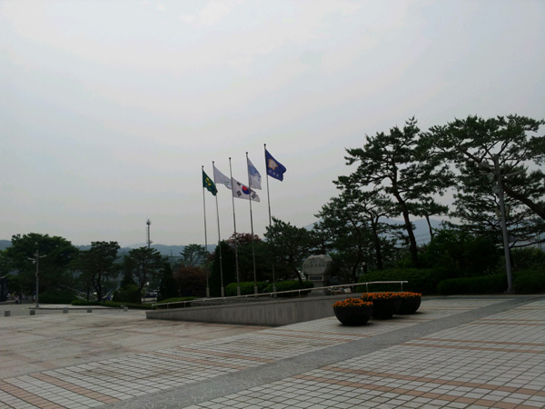  지난 6일 현충일을 맞아 양주시가 국기게양대의 모든 깃발을 태극기와 마찬가지로 조기게양을 해야함에도 불구하고 태극기만 조기게양한 모습.