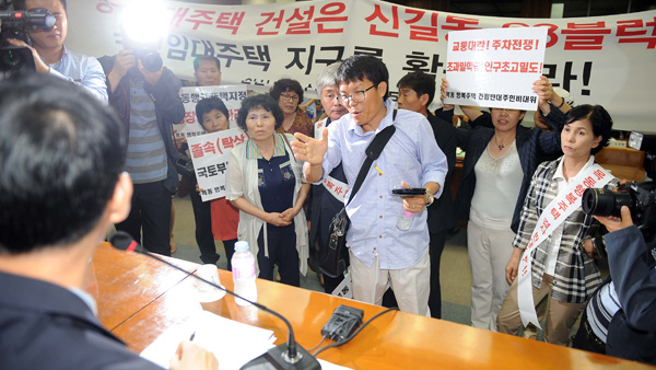 12일 오후 안양시 동안구 국토개발원 G20홀에서 국토교통부와 한국토지주택공사 공동 주최로 열린 행복주택 의견수렴을 위한 공청회에서 행복주택 시범지구 후보지로 발표된 안산 호수동과 서울 양천구 목동 지역 주민들이 후보지 지정과 관련, 졸속 행정이라며 항의하고 있다. 국토교통부는 지난달 20일 서울 오류동역·가좌역·공릉동 경춘선 폐선부지·안산 고잔역 등 철도부지 4곳과 서울 목동·잠실·송파 탄천 등 유수지 3곳 등 총 7곳을 행복주택 시범지구 후보지로 선정했다고 발표했지만 일부 지역 주민은 집값 하락과 인구 과밀화 등을 이유로 사업 추진을 반대하고 있다. /최영호기자 yhpress@