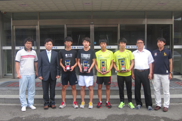 2일 경북 김천종합운동장에서 막을 내린 제41회 KBS배 전국육상경기대회 남자중등부 1천600m 계주에서 우승을 차지하며 창단 3년 만에 전국대회 정상에 오른 평택 신한중 육상부가 우승 트로피를 들고 기념촬영을 하고 있다. 사진 왼쪽부터 김기식 감독, 황찬규 교장, 정진호, 최대섭, 유준선, 김영석 선수, 김재룡 교감, 전휘성 코치.
/제공=평택 신한중학교