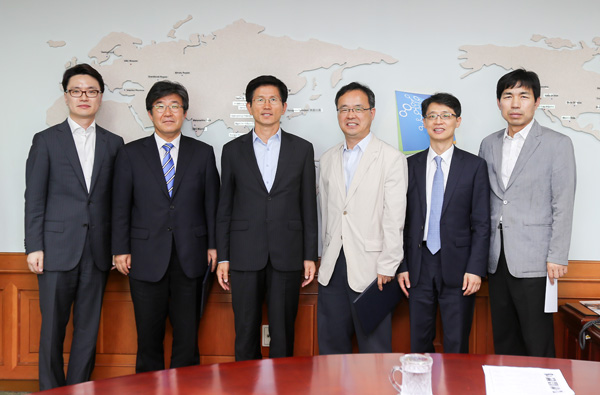 경기도수원월드컵관리재단 이사장인 김문수 도지사(왼쪽 세번째)가 지난 3일 도청 도지사실에서 월드컵관리재단 선진화위원회 위원들에게 위촉패를 전달한 뒤 위원장인 김영석 재단 사무총장(왼쪽 첫번째)을 비롯한 위원들과 기념촬영을 하고 있다. /제공=(재)경기도수원월드컵경기장관리재단