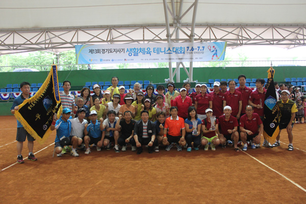 7일 안성국제정구장에서 끝난 제13회 경기도지사기 생활체육 테니스대회 1부와 2부에서 종합우승을 차지한 안양시와 광주시 선수단이 우승기를 들고 기념촬영을 하고 있다. /제공=경기도생활체육회