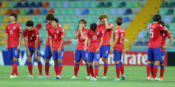 8일 터키 카이세리 카디르 하스 스타디움에서 열린 2013 국제축구연맹(FIFA) 20세 이하(U-20) 월드컵 8강전에서 승부차기 끝에 이라크에 패한 한국 선수들이 아쉬워하고 있다./연합뉴스
