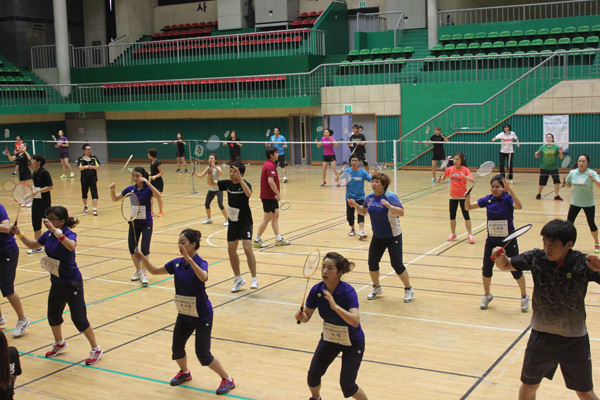 지난 5일 양평 대명리조트에서 열린 ‘2013년도 생활체육 지도자 교육’ 4차 배드민턴 교육에서 생활체육 지도자들이 배드민턴 전문 강사로부터 교육을 받고 있다.
/제공=경기도생활체육회