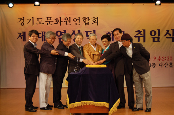  10일 경기문화재단 다산홀에서 열린 제8대 경기도문화원연합회장 취임식에서 염상덕 신임 회장(오른쪽 네번째)이 참석 내빈들과 케이크 커팅을 하고 있다.

/제공=경기도문화원연합회