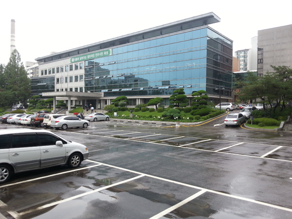 경기도교육청이 17일부터 통근버스 운행을 시작하면서 이날 오전 10시 현재 주차장이 거의 비어 있다./정재훈기자 jjh2@