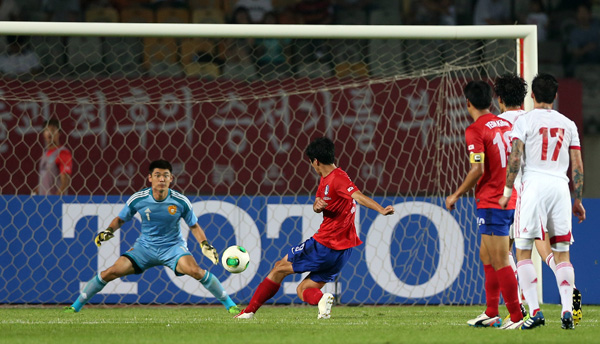 24일 화성종합경기타운에서 열린 2013 동아시안컵축구대회 2차전 한국과 중국의 경기에서 서동현이 중국 골키퍼와 1:1로 맞선 상황에서 슛을 날렸지만 골키퍼 정면에 안기고 있다./연합뉴스