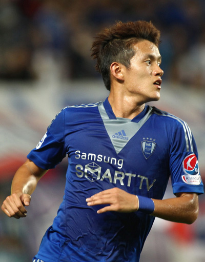 프로축구 K리그 클래식 수원 블루윙즈의 팬들로 구성된 블루윙즈 기자단이 선정한 6~7월 블루윙즈 최우수선수로 뽑힌 홍철./제공=수원삼성블루윙즈축구단