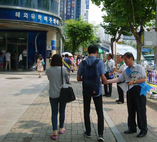  지난 8일 안양시 공무원들과 늘푸른안양21, 그린리더 등 50여 명이 안양시내에서 에너지절약 캠페인을 전개했다.