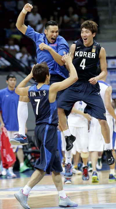11일 필리핀 마닐라 몰오프아시아 아레나에서 열린 제27회 국제농구연맹(FIBA) 아시아선수권대회 마지막날 3~4위 결정전 대만을 75-57로 꺾고 농구월드컵 본선 진출권을 획득한 한국의 김민구, 이승준, 김태술(오른쪽부터 반시계 방향)이 기뻐하고 있다./연합뉴스