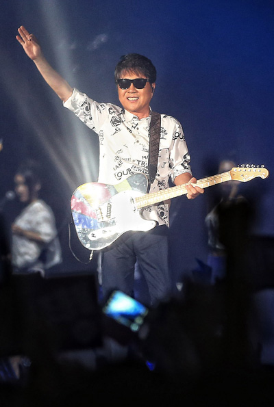 가왕 조용필이 다음 달부터 ‘2013 조용필&위대한 탄생 투어 콘서트-헬로’의 하반기 공연을 재개한다. 사진은 지난 15일 오후 서울 송파구 방이동 올림픽공원에서 열린 ‘슈퍼소닉 2013’ 공연 모습.