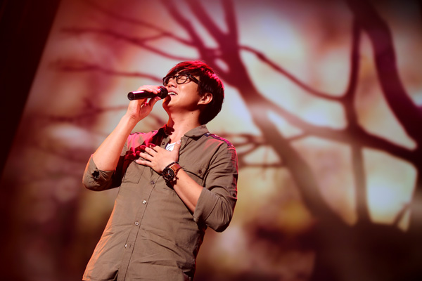 가수 성시경이 지난 28일 일본 도쿄 오다이바의 제프도쿄에서 열린 팬미팅에서 열창하고 있다. /사진제공=Purpleocean Japan