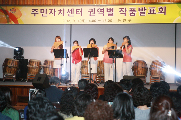 안양시 동안구가 다음달 3일 동주민센터에서 작품발표회 및 전시회를 개최한다. 사진은 지난해 열린 작품발표회의 모습.