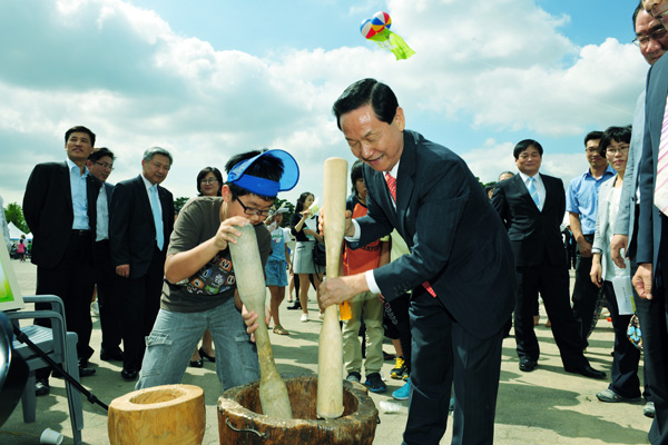 지난 7일 경기도교육청이 개최한 ‘2013년 친환경 무상급식 전통음식 체험 한마당’에서 김상곤 경기도교육감이 절구체험을 하고 있다.