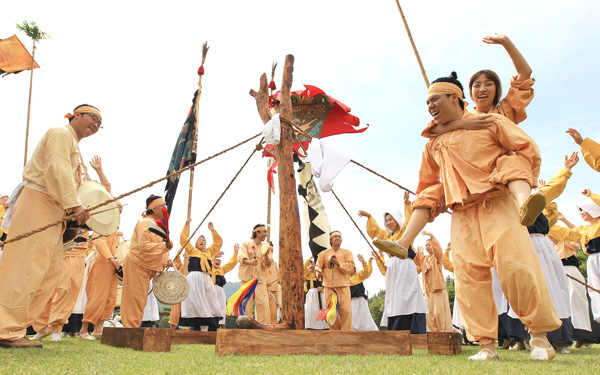 ‘제19회 경기도 민속예술제’가 오는 27~28일 양일 간 포천종합운동장에서 열린다. 사진은 광명문화원의 ‘철산쇠머리디딜방아 액막이놀이’ 모습.