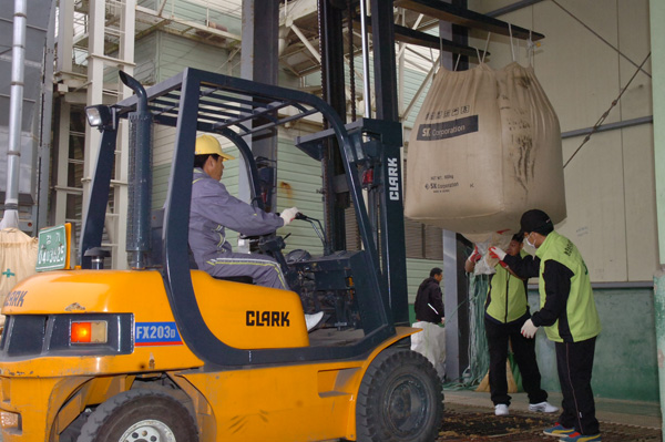 경기농협이 8일부터 25일까지 일손이 부족한 경기지역 12개소 미곡종합처리장(RPC)에서 일손지원을 실시한다. 사진은 지난해 실시한 일손지원 모습./농협중앙회 경기지역본부 제공