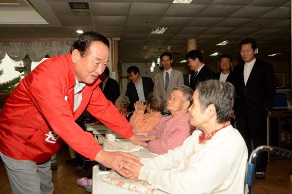 새누리당 서청원 후보가 15일 화성노인요양원을 방문, 어르신들을 위로하고 있다./서청원후보 사무소 제공