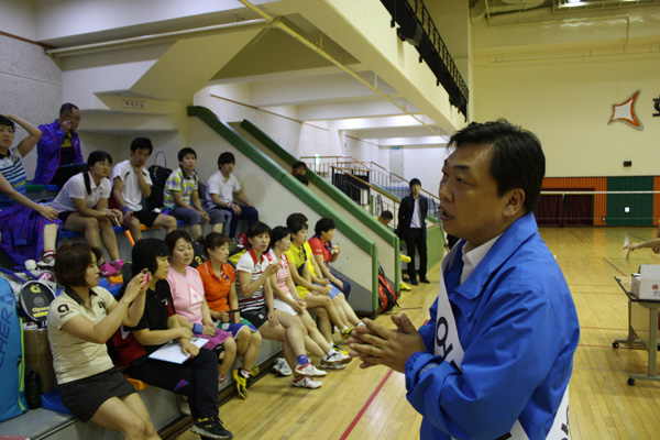 민주당 오일용 후보가 15일 향남 자원봉사센터에서 연수를 떠나는 직원들을 환송하며 지지를 호소하고 있다./오일용후보 사무소 제공