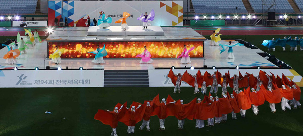 제94회 전국체육대회 개막을 하루 앞둔 17일 오후 인천시 남구 문학경기장에서 개막식 예행연습이 진행되고 있다./오승현기자 osh@