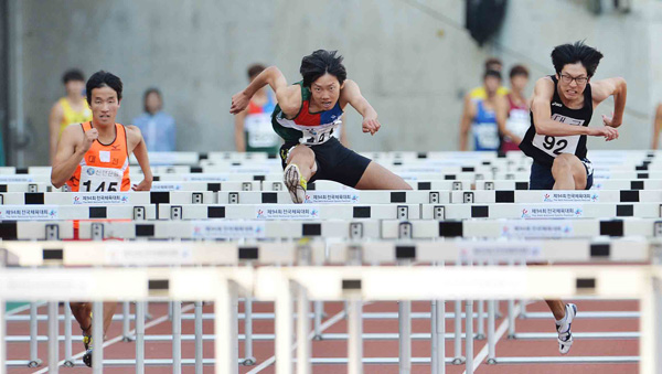 20일 인천 문학경기장에서 열린 제94회 전국체육대회 육상 남자고등부 110m 허들 결승에서 14초86으로 우승한 강동수(안산 원곡고·가운데)가 힘차게 허들을 넘고 있다./특별취재팀